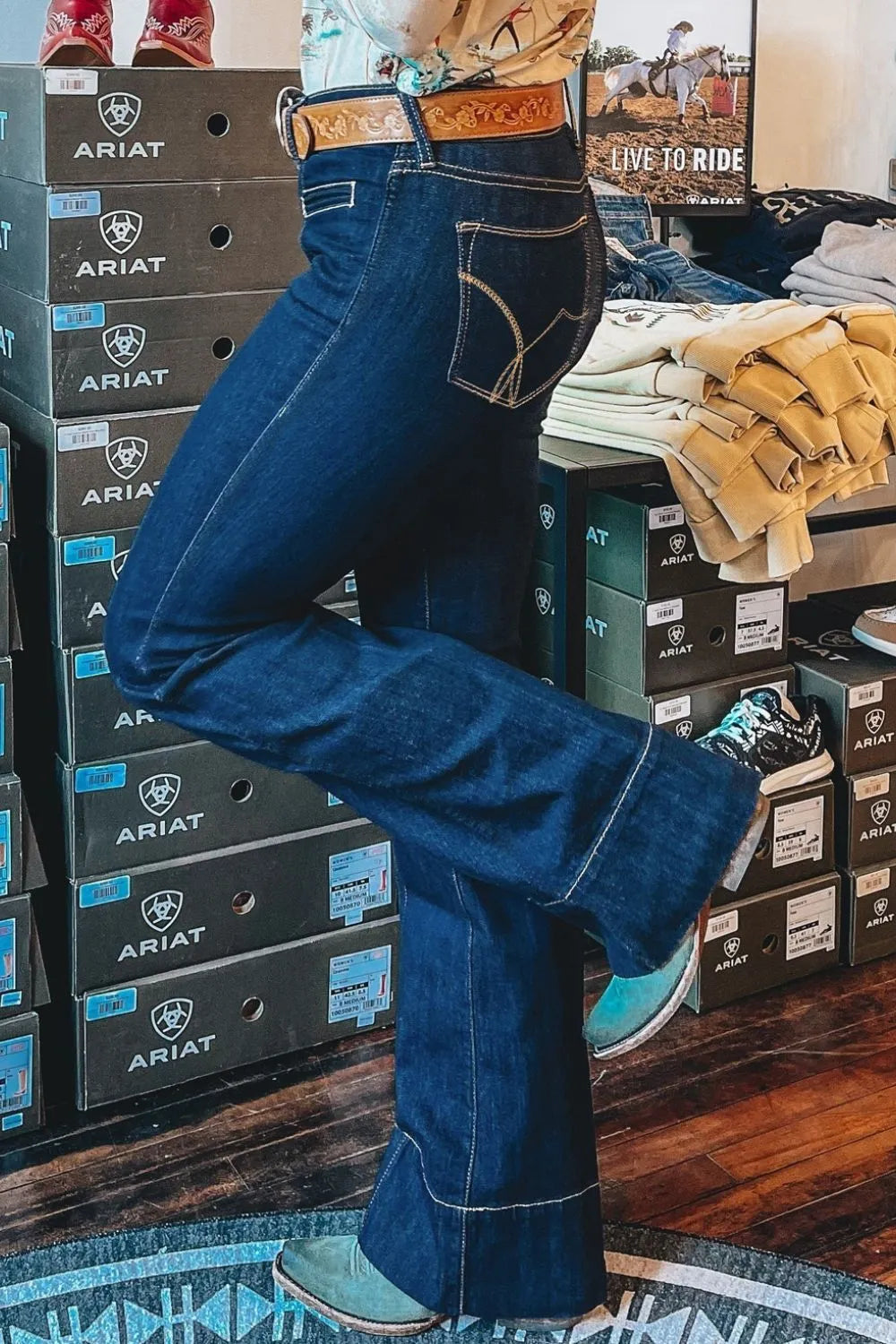 Center Seam Deep Wash Straight Jeans